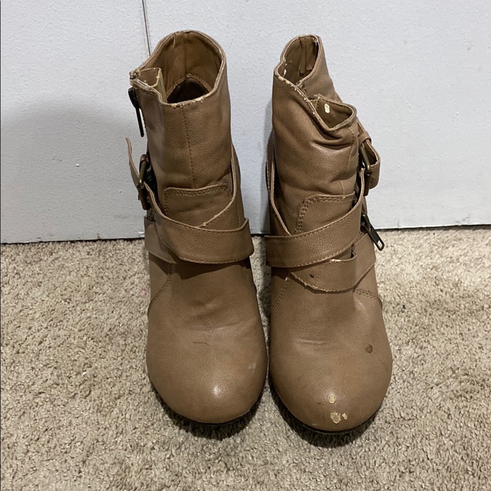 5/20 Tan Ankle Boots with Buckle Straps